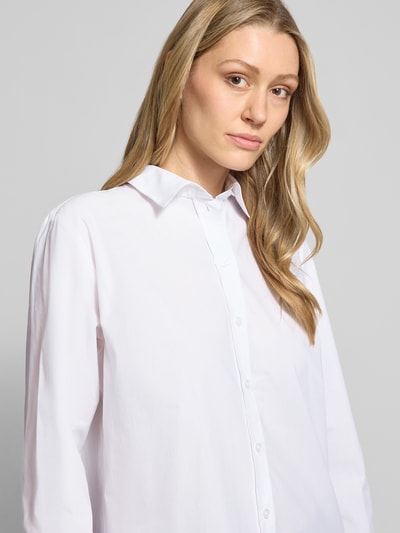 Frauenmodel trägt Hemdbluse mit Knopfleiste von Christian Berg Woman aus Reine Baumwolle, Straight Fit, Hemdblusenkragen, Nahaufnahme Oberkörper.