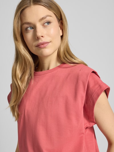 Kobiece model prezentuje T-Shirt z kimonowymi rękawami model 'PIO' od Bash, bawełna, krój prosty, różowy, zbliżenie na górną część ciała