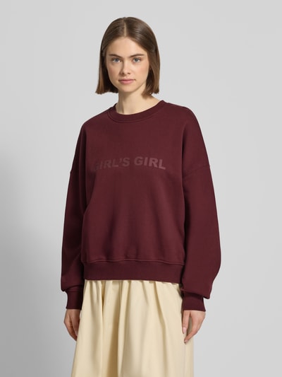 Frauenmodel trägt Sweatshirt mit Statement-Print und überschnittenen Schultern von OH APRIL, Reine Baumwolle, Regular-Fit, Gerippter Rundhalsausschnitt, Gerippte-Abschlüsse, bordeauxrot, glatte Textur, Ganzkörperansicht von vorne.