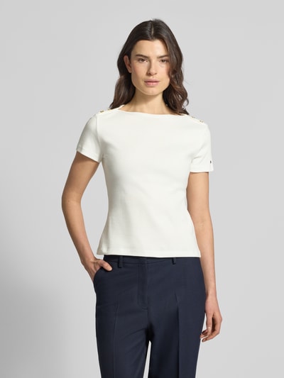 Kobiece modelka ma na sobie Slim Fit T-Shirt aus reiner Baumwolle od Tommy Hilfiger, efekt: jednolity kolor, krój slim fit, detal z logo, ozdobne guziki, dekolt w łódkę, krótki rękaw, proste zakończenie rękawów, wykończenie materiału: tkanina, materiał: czysta bawełna, całkowity widok z przodu