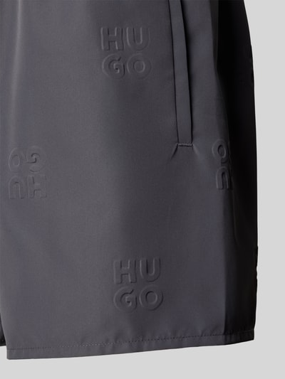 Produktfoto, Regular Fit Badeshorts mit Label-Prägung Modell 'TONAL' von HUGO in Anthrazit, Optik: Unifarben, seitliche Eingrifftaschen, elastischer Bund
