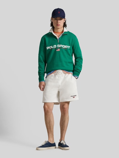 Männermodel trägt Regular Fit Sweatshorts aus Baumwoll-Mix von Polo Ralph Lauren in Weiß, unifarben, Sweat-Optik, Ganzkörperansicht von vorne.