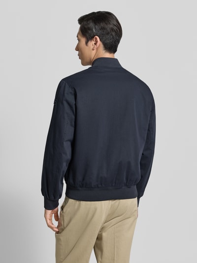 Männermodel trägt Regular Fit Blouson aus reiner Baumwolle von Marc O'Polo, Optik: Unifarben, Twill, Langarm, Ganzkörperansicht Rückansicht.