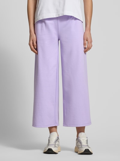 Vrouwenmodel draagt Wide Fit Hose met elastische band model 'Kate' van ICHI, lila, viscosemix, wijde pijpen, voorkant volledig lichaam.