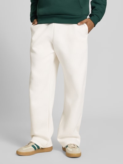 Männermodel trägt Regular Fit Sweatpants mit Gesäßtasche von REVIEW aus Baumwoll-Mix in Creme, elastischer Bund, Ganzkörperansicht von vorne, Herren.