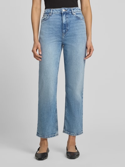Kobieta nosi jasnoniebieskie jeansy Straight Fit Jeans aus Baumwoll-Mix Modell od HUGO, prosty krój, lekko sprany denim, widok z przodu, damskie jeansy od HUGO, Ganzkörperansicht von vorne.