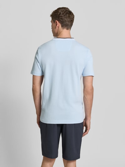 Männermodel trägt Regular Fit T-Shirt aus Baumwoll-Piqué Modell 'TS_PIQUE' von BOSS Green in Hellblau, einfarbig, Ganzkörperansicht Rückansicht.