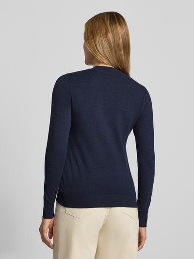 Frauenmodel trägt Slim Fit Strickpullover mit elastischen Abschlüssen von Christian Berg Woman in Dunkelblau, Material-Mix mit Viskose-Anteil, Rundhalsausschnitt, Rückenlänge 54 cm, Ärmellänge 61 cm, Ganzkörperansicht Rückansicht.