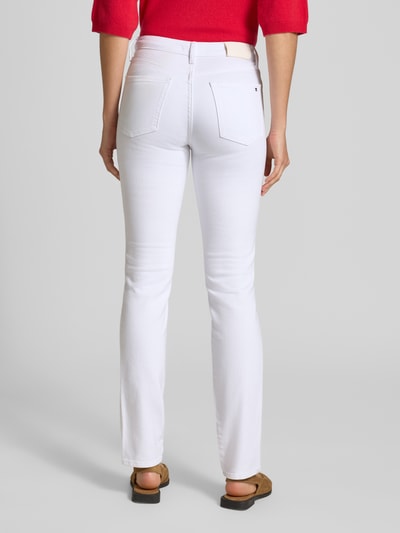 Vrouwenmodel draagt Slim Fit Jeans mit Logo Details van Tommy Hilfiger, witte denim, mid waist, 5-pocket, label details, knoopsluiting, totale achteraanzicht.