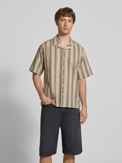 Männermodel trägt Regular Fit Freizeithemd mit Reverskragen Modell 'HOWIE' von Redefined Rebel, Allover-Look, Reine Baumwolle, Nahaufnahme Oberkörper. Rückenlänge bei Größe M: 60 cm, Schulterbreite: 60 cm, Ärmellänge: 30 cm, Label-Detail.