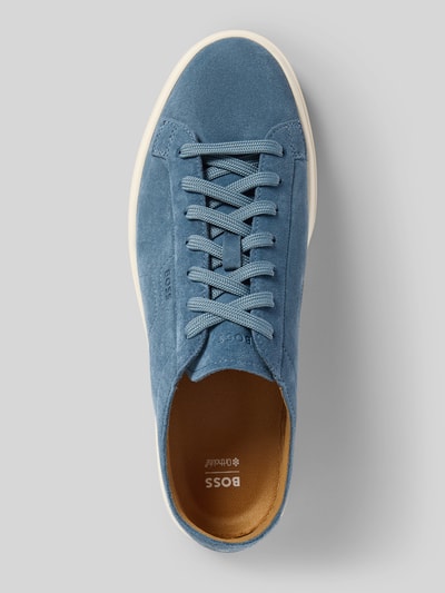 Produktfoto, Low Top Sneaker aus reinem Rindnubuk Modell 'Kieran_Tenn_wcsd' von BOSS in Optik: Unifarben mit Lederoptik, Schuhspitze: Rund, flacher Absatzform, Label-Prägung, Schnürung, strukturierter Sohle, Materialverarbeitung: Nubukleder, Material: Rindnubuk.