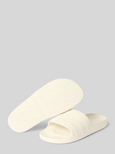 Productfoto, Badeschuhe mit Label-Prägung Modell 'ADILETTE AQUA' van adidas Sportswear in effen kleuren met streepapplicatie, comfortmodel/open, platte hak, punt van de schoen open teen.