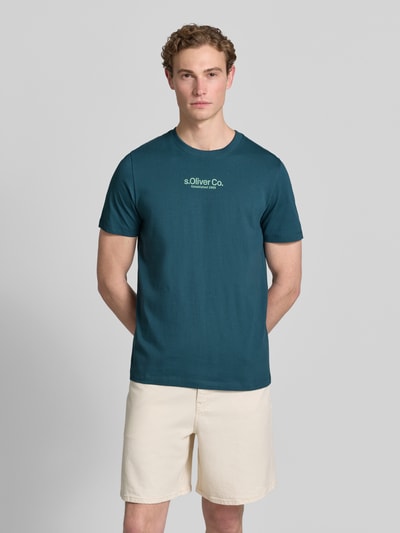 Männermodel trägt Regular Fit T-shirt aus reiner katoen von s.Oliver RED LABEL, look: effen, labelprint, ronde hals, korte mouw, Ganzkörperansicht von vorne.