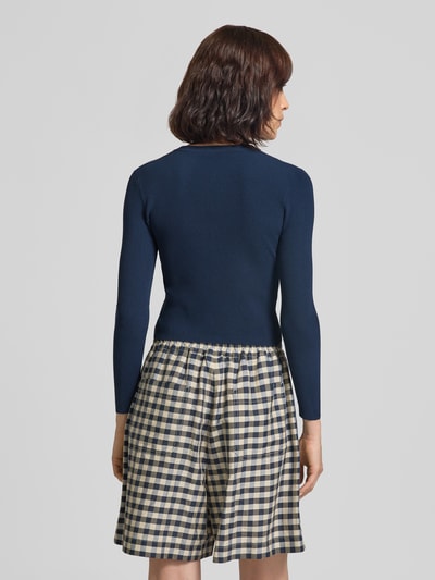 Frauenmodel trägt dunkelblaue Slim Fit Strickjacke aus Viskose-Mix Modell 'WKDTENNIS' von Max Mara, Damen Strickjacke von Weekend Max Mara, Ganzkörperansicht Rückansicht.