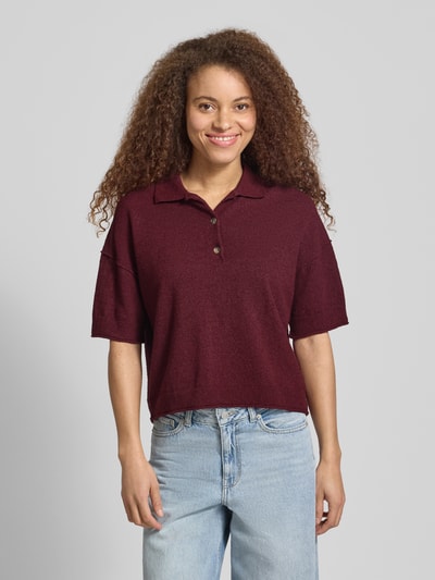 Kobiece modelka nosi Boxy Fit T-Shirt aus Baumwoll-Mix od Marc O'Polo Denim, efekt: jednolity kolor, mieszanka bawełny, pudełkowy krój, krótki rękaw, kołnierzyk polo, faktura froty, całkowity widok z przodu
