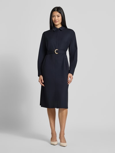 Frauenmodel trägt dunkelblaues, knielanges Tailliertes Freizeitkleid aus reiner Schurwolle Modell 'PAGELLA' von Max Mara Studio, schlichte Struktur, Ganzkörperansicht von vorne.