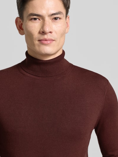 Mannelijk model draagt Rollkragenpullover aus Viskose-Mix Modell 'Nick' van Cinque in regular fit, elastische afwerking, Nahaufnahme bovenlichaam.