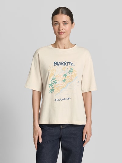 Frauenmodel trägt Damen T-Shirt mit Motiv-Print und Rundhalsausschnitt von Jake*s Casual, Reine Baumwolle, Relaxed-Fit, Cremefarbe, Rückenlänge 58 cm bei Größe S, Ganzkörperansicht von vorne.