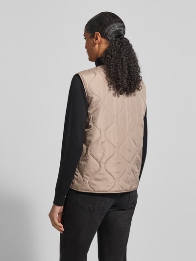 Frauenmodel trägt Regular Fit Steppweste mit einreihiger Knopfleiste Modell 'MILLIE' von Vero Moda, Optik: Unifarben, Rückansicht.