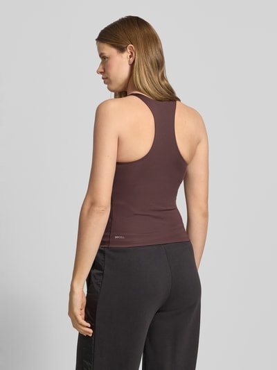 Frauenmodel trägt Slim Fit Top mit integriertem Bustier von PUMA in Braun, Elastischer-Material-Mix, Ärmelloses-Design, Logo-Print, Rückansicht, Ganzkörperansicht Rückansicht, Rückenlänge bei Größe S: 44 cm.