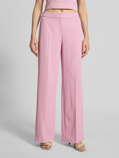 Vrouwenmodel draagt Hose mit weitem Bein und Paspeltaschen am Gesäß van Jake*s Cocktail in lichtroze, wijde pijpen, stretch materiaal-mix, bieszakken achter, strijkvouwen, taillewijdte 38 cm, binnenbeenlengte 85 cm, frontale lichaamsopname.