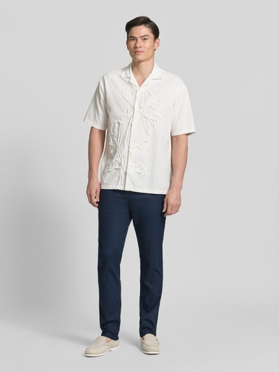 Mannenmodel draagt Gerade Hose aus Leinen-Baumwoll-Mix van Tom Tailor, look: effen, recht pasvorm, mid waist, labelpatch, knoop- en ritssluiting, zij-steekzakken en achterzakken, materiaal: mix van linnen en katoen, ganzlichaamsaanzicht van voren.