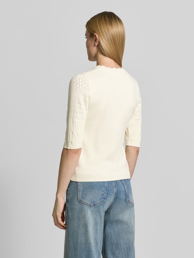 Frauenmodel trägt Strickpullover mit 1/2-Arm Modell 'MILOS' von Vila, cremefarben, Viskose-Mix, Regular-Fit, Rundhalsausschnitt, Rückenlänge 52 cm, Ärmellänge 32 cm, Strukturmix am Arm, Ganzkörperansicht Rückansicht.