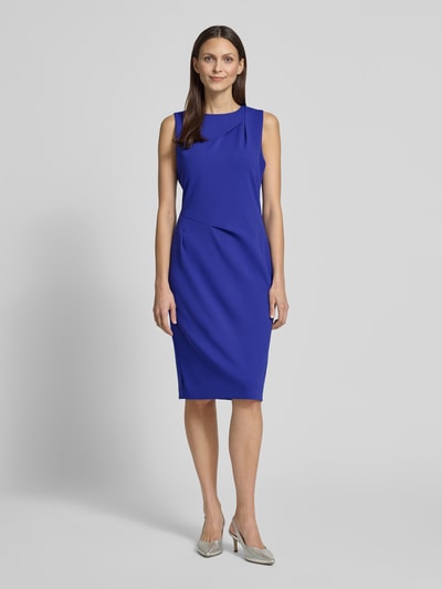Frauenmodel trägt knielanges Etuikleid mit Rundhalsausschnitt von Calvin Klein Womenswear in Blau, Material-Mix mit Stretch, Ganzkörperansicht von vorne.