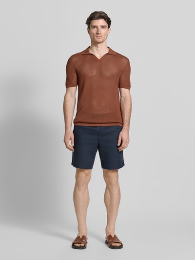 Männermodel trägt Slim Fit Poloshirt mit V-Ausschnitt von Antony Morato aus Baumwoll-Modal-Mix, 1/2-Arm, Rückenlänge 75 cm, Ganzkörperansicht von vorne.
