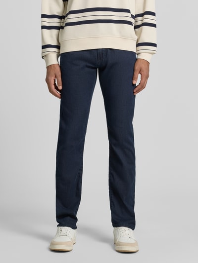 Męski model nosi Jeans z kieszeniami w szwie Modell 'Lyon' od Pierre Cardin, bawełniany melanż ze stretchem, krój tapered fit, light denim, szerokość w rozmiarze 32/32: 42 cm, długość nogawki wewnętrznej w rozmiarze 32/32: 82 cm, widok całej sylwetki z przodu.