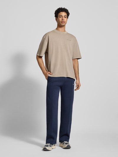 Männermodel trägt Sweatpants mit elastischem Bund von PROHIBITED, Baumwoll-Mix, Lockere-Schnitt, Label-Stitching, Eingrifftaschen, Ganzkörperansicht von vorne.