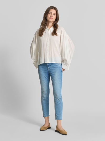 Frauenmodel trägt Cropped Hose mit elastischem Bund Modell 'ORNELLA' von Angels aus Baumwoll-Mix mit Stretch-Anteil, Eingrifftaschen, hellblau, Bundweite 40 cm, Innenbeinlänge 66 cm, Ganzkörperansicht von vorne.