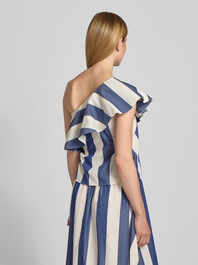 Frauenmodel trägt Blusentop im One-Shoulder-Look von Rich & Royal aus reiner Baumwolle mit Streifenmuster, Volant, Regular-Fit, Rückenlänge 34 cm, Ganzkörperansicht Rückansicht