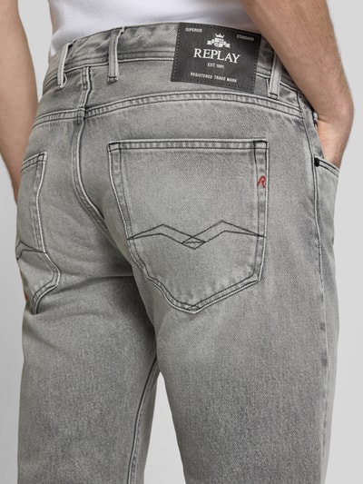 Männermodel trägt Regular FitJeans im 5-Pocket-Design Modell 'Grover' von Replay in Grau, reine Baumwolle, Detailaufnahme Rückansicht.