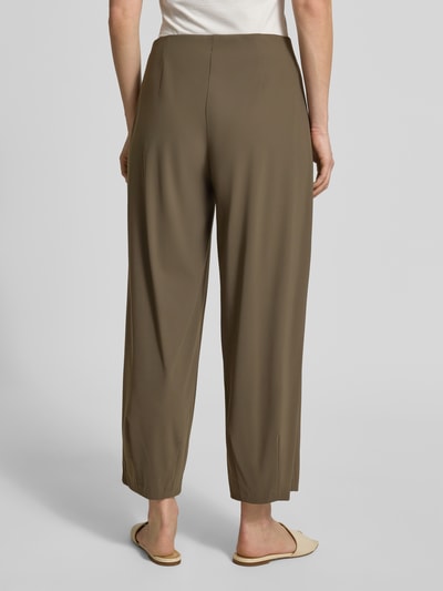 Kobiece modelka nosi spodnie o luźnym kroju Relaxed Fit Schlupfhose model 'SALLY' od Raffaello Rossi z dżerseju high-tech w kolorze oliwkowym, elastyczny pas, szerokość w rozmiarze 36: 39 cm, długość wewnętrzna nogawki w rozmiarze 36: 68 cm, widok całej sylwetki z tyłu.