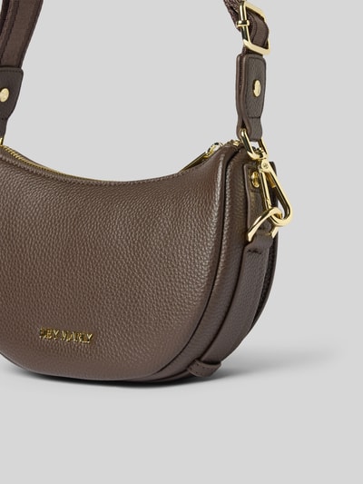 Produktfoto, Handtasche mit Schulterriemen Modell 'Sporty Sister' von Hey Marly aus braunem, genarbtem Leder, goldene Details, Hauptfach mit Reißverschluss, Label-Applikation sichtbar, kompakte Größe