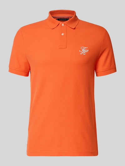 Produktfoto, Regular Fit Poloshirt aus reiner Baumwolle von Tommy Hilfiger w kolorze pomarańczowym, gładka faktura, logo, krój regular fit, bawełna, wykonanie pique, kołnierzyk polo, rękawy krótkie z ściągaczem, rozcięcia po bokach na dole