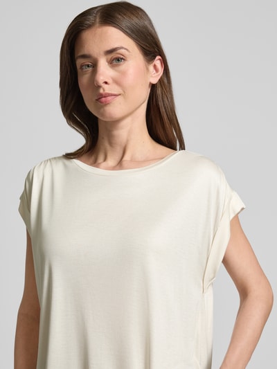 Vrouwenmodel draagt T-shirt met fixierte mouwomslag model 'Sosilla' van OPUS, zuiver viscose, regular fit, ronde hals, nahaufnahme bovenlichaam