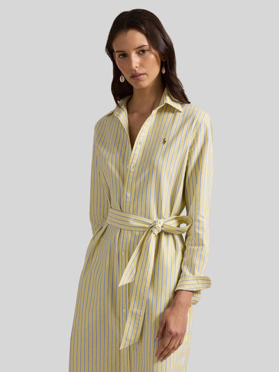 Frauenmodel trägt Regular Fit Oxford-Hemdblusenkleid mit Gürtel von Polo Ralph Lauren, gelb-blau gestreift, reine Baumwolle, Nahaufnahme Oberkörper.