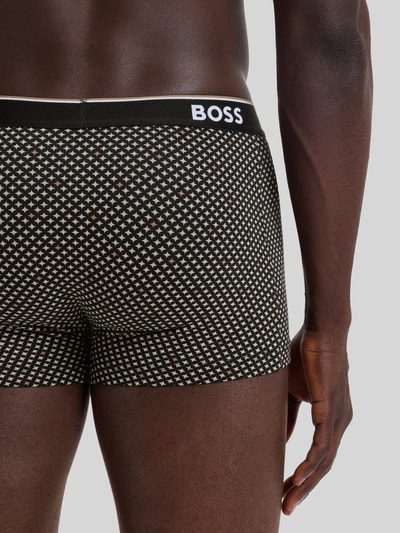 Mężczyznamodel nosi obcisłe bokserki w biało-czarne geometryczne wzory, kontrastowy pasek, Trunk aus Baumwoll-Mix im 3er-Pack Modell 'Power' von BOSS, Herren Pant & Trunk, detaliczne ujęcie tylne