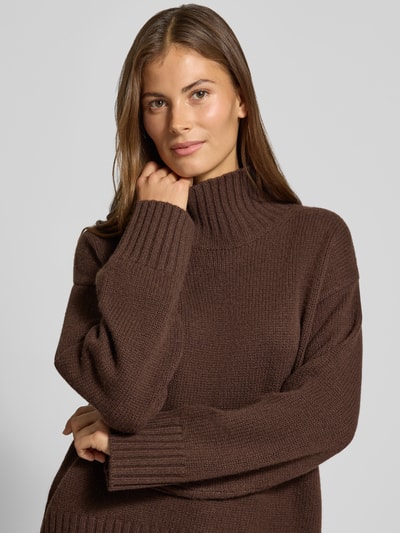 Frauenmodel trägt Loose Fit Pullover aus Woll-Kaschmir-Mix von Barbour in dunklem Braun, grob gestrickte Textur, Nahaufnahme Oberkörper, Damen Pullover von Barbour