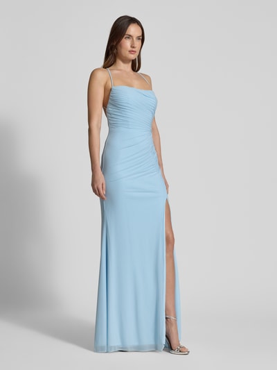 Frauenmodel trägt Regular Fit Abendkleid mit Gehschlitz von Luxuar in Hellblau mit gelegten Falten, semitransparenter Optik, Ganzkörperansicht von vorne.