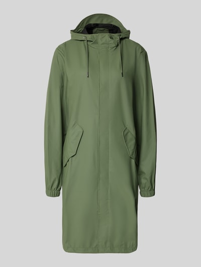 Produktfoto, Regular Fit Parker mit Kapuze Modell 'Fishtail' von RAINS, kolor oliwkowy, faktura gładka, krój regular fit, kieszenie z patkami, elastyczne mankiety, długość tyłu w rozmiarze S: 104 cm, szerokość ramion w rozmiarze S: 45 cm, szerokość w klatce piersiowej w rozmiarze S: 55 cm, długość rękawa w rozmiarze S: 65 cm.
