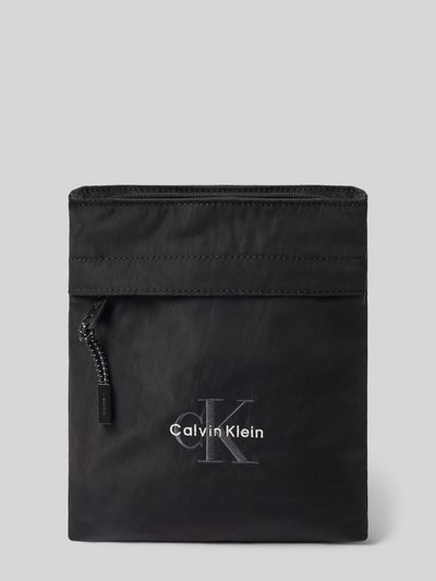 Produktfoto, schwarze Crossbody Bag mit Label-Stitching von CK Calvin Klein, Reißverschluss, verstellbarer Schulterriemen, rechteckige Form, glatte Textur, Maße 21x21x3 cm, für Herren
