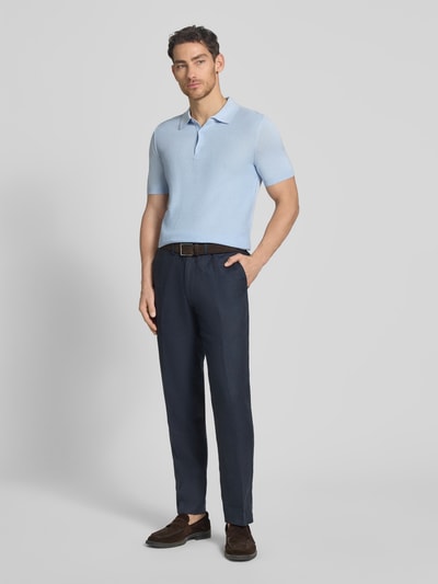Männermodel trägt Regular Fit Poloshirt aus reiner Baumwolle von Strellson in Strickoptik, Struktur-Muster, Feinstrick, Ganzkörperansicht von vorne.