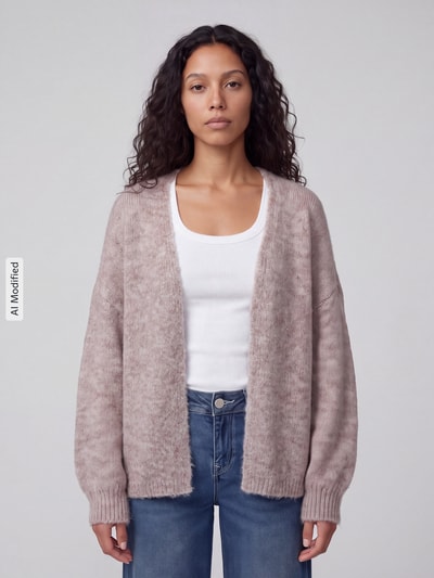Kobiece modelka nosi kardigan rozpinany Regular Fit z dodatkiem wełny model 'NELLIE' od ONLY, beżowy melanż, miękka tekstura, Ganzkörperansicht von vorne, KI-modifiziertes Bild. Kontekst: damski kardigan rozpinany od ONLY.
