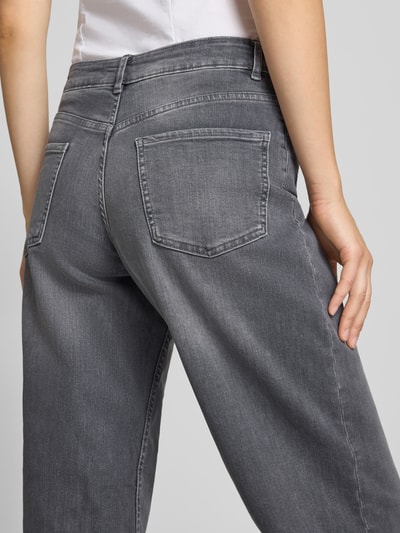 Vrouwenmodel draagt Wide-Leg-Jeans met Stretch-Anteil en mittelhohem Bund van REVIEW, grijs, 5-pocketmodel, mix van biologisch katoen, detailopname rugaanzicht.