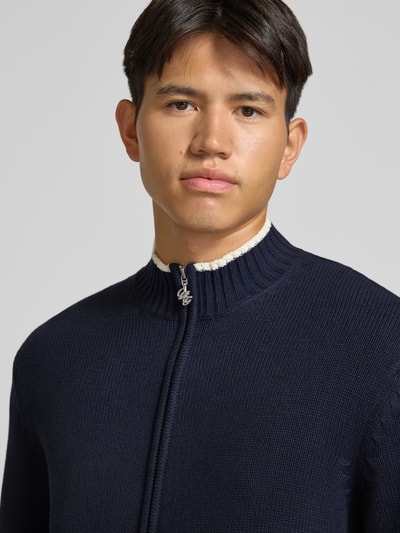 Männermodel trägt Strickjacke mit Reißverschluss Modell 'FREDERIKSBERG' von JACK & JONES in Dunkelblau, Nahaufnahme Oberkörper, Baumwoll-Mix, Regular Fit, gerippter Stehkragen, Kontraststreifen