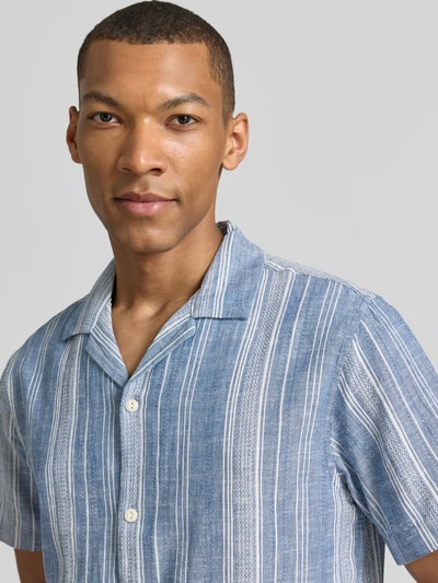 Männermodel trägt Regular Fit Freizeithemd mit Leinen-Anteil Modell 'Summer' von Jack & Jones Premium, blau-weiß gestreift, Nahaufnahme Oberkörper. Baumwoll-Mix, Reverskragen, Kurzarm, durchgehende Knopfleiste.