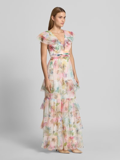 Frauenmodel trägt Maxikleid im Stufen-Look mit Taillenband von LACE & BEADS aus Mesh mit V-Ausschnitt, pastellfarben, Ganzkörperansicht von vorne.